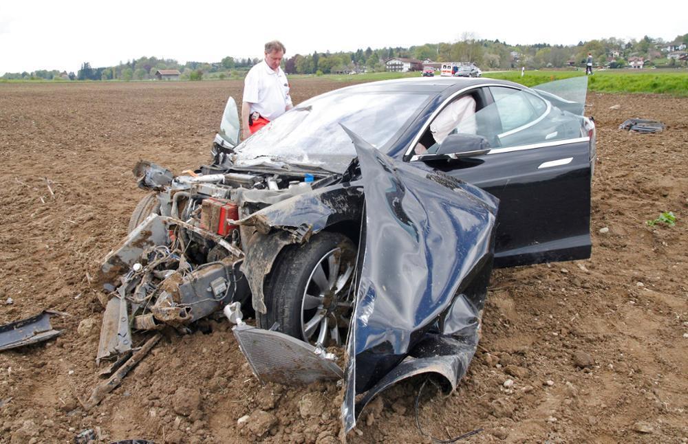 Increíble accidente de un Tesla Model S en Alemania: Voló 25 metros antes de estrellarse 1
