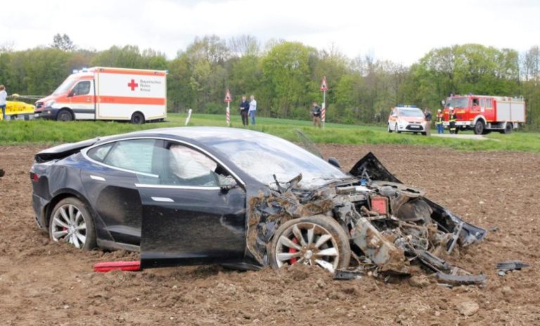 Increíble accidente de un Tesla Model S en Alemania: Voló 25 metros antes de estrellarse