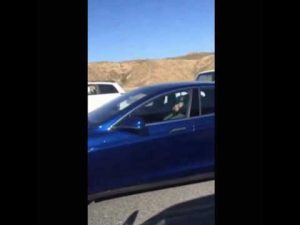 Vídeo: ¿Irías durmiendo mientras conduces un Tesla Model S con el Autopilot activado?