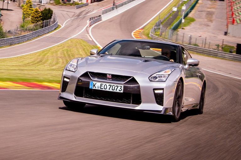 Nissan GT-R 2017: Godzilla parte de los 108.050 euros en España