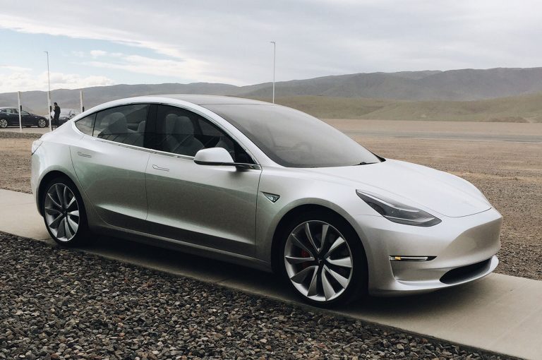 Era de esperar: Los propietarios del Tesla Model 3 tendrán que pagar por usar los Supercharger