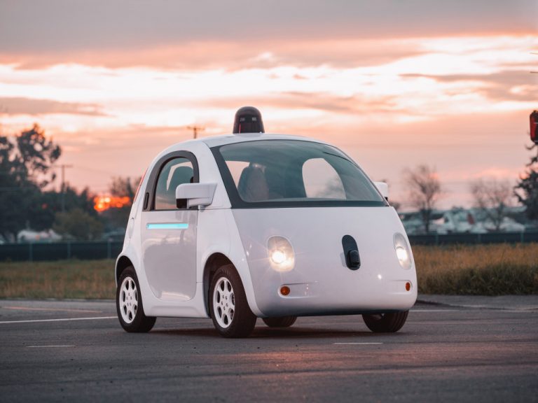 Google está enseñando a sus coches autónomos a tocar el pito de forma automática