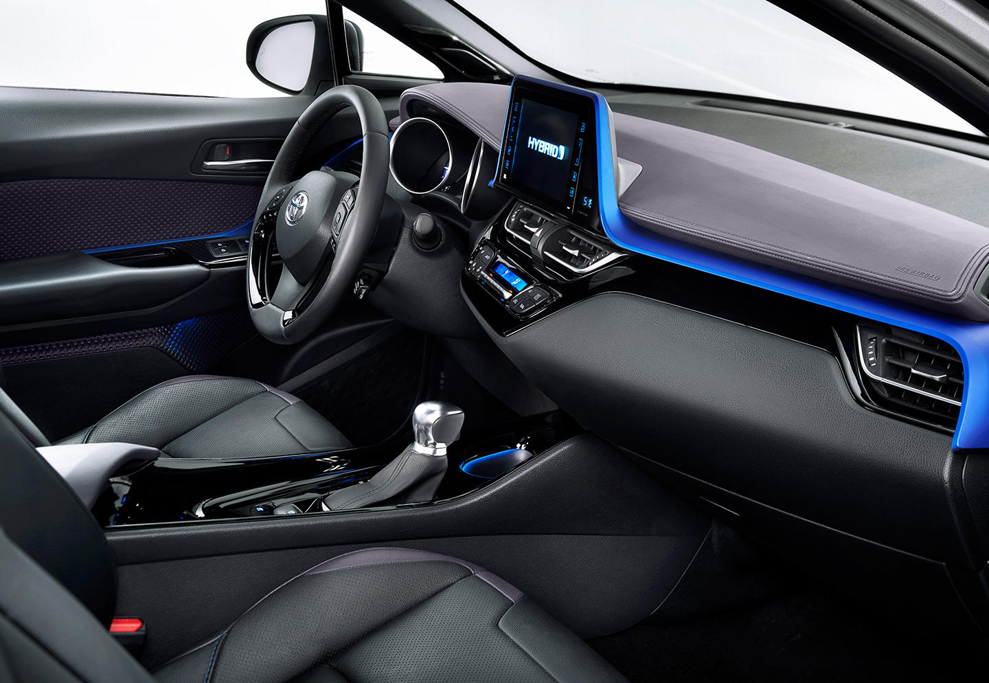 Así es el interior del crossover Toyota C-HR: Una disposición atrevida 6