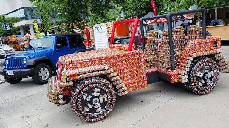 Este Jeep Wrangler está hecho de latas de comida no perecedera: ¡5.000 nada menos!