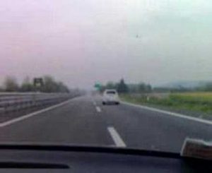 Fiat 500 volando en carreteras italianas