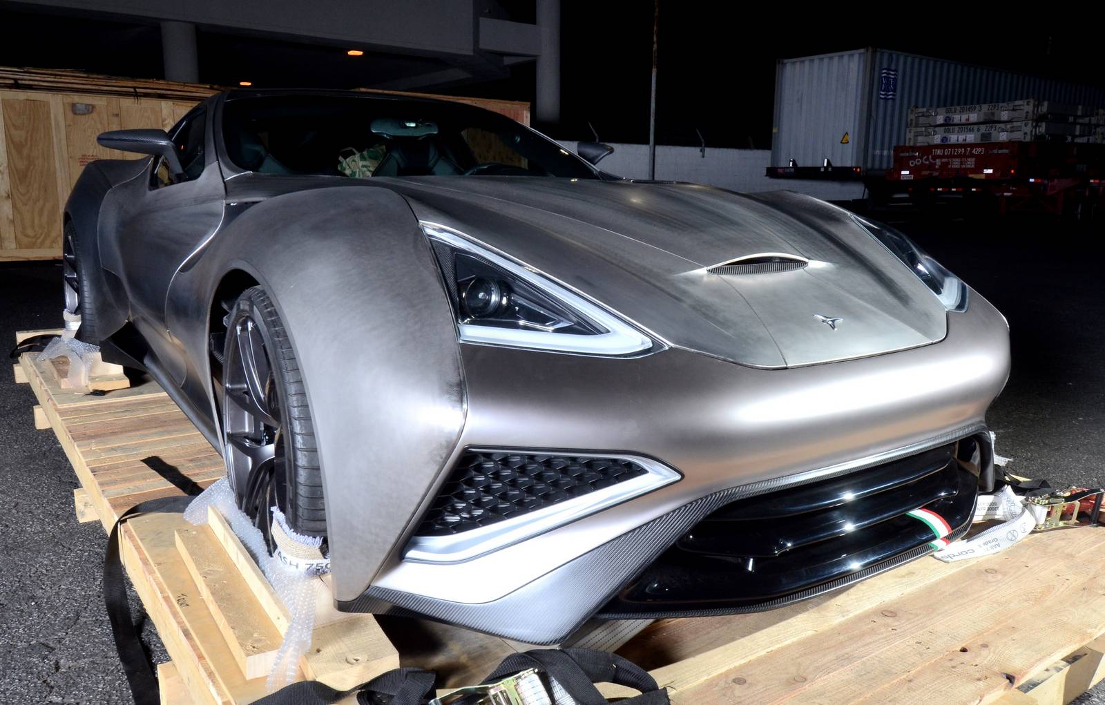 Icona Vulcano: 2,45 millones de euros cuesta el primer coche fabricado en titanio del mundo 3