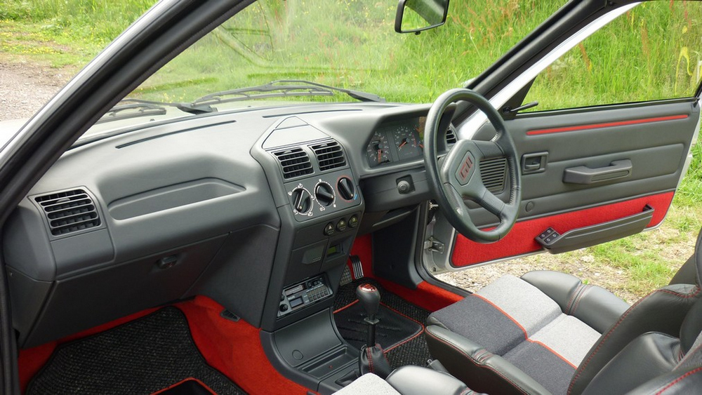 ¿Te gastarías 36.000 euros en un Peugeot 205 GTI en perfecto estado? Alguien lo ha hecho 8