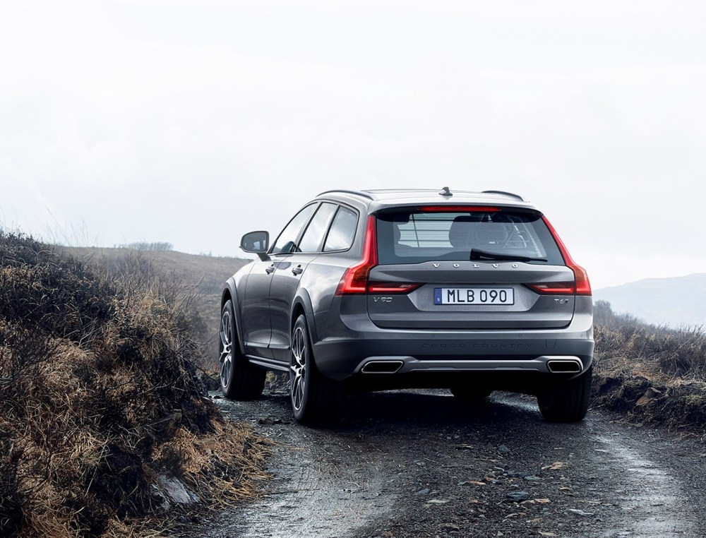 New Volvo V90 Cross Country Driving