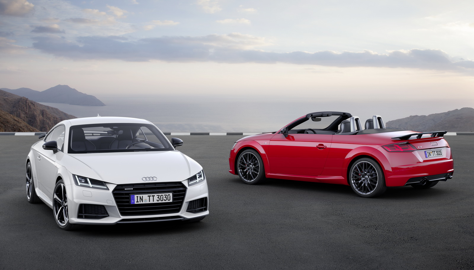 Audi TT Coupé S line competition Static photo, Colour: Glacier WhiteAudi TT Roadster S line competition Static photo, Colour: Tango Red