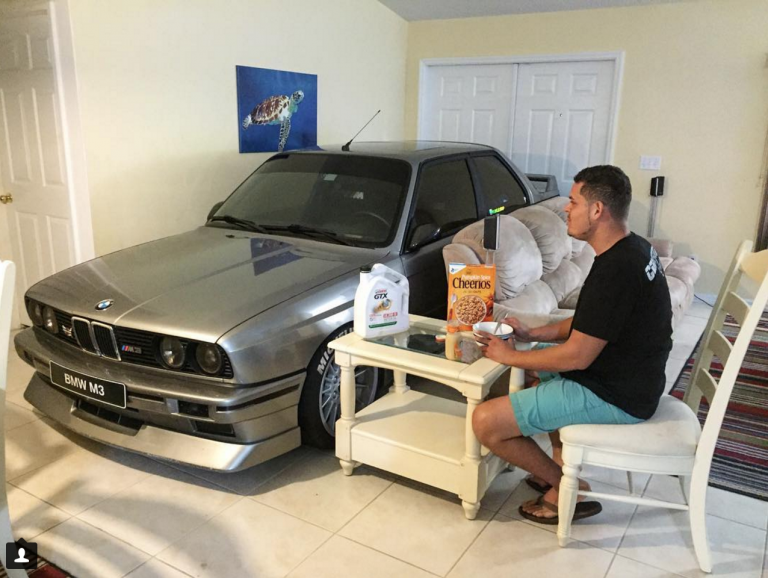 ¿Qué demonios hace un BMW M3 E30 en el salón? ¡Salvarlo de un huracán!