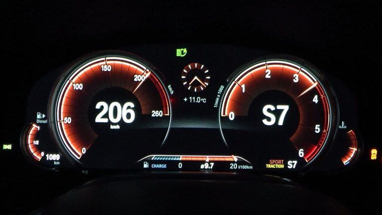 Vídeo: ¡El BMW 750d xDrive de cuatro turbos y 400 CV de potencia es un misil!