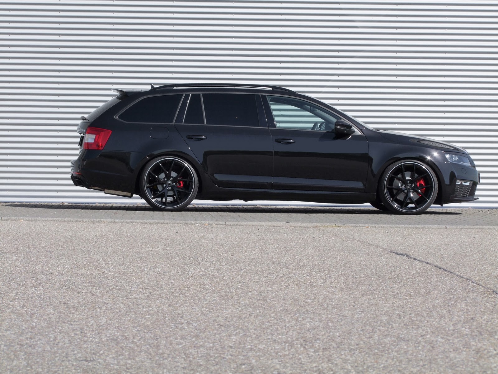 JE DEsign maquilla al Skoda Octavia y lo entrega con 300 CV 1