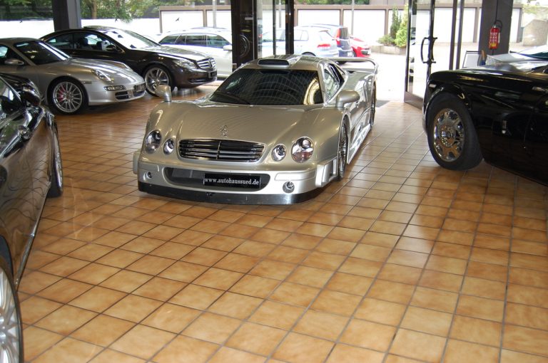 Hacerse con uno de los 26 ejemplares del Mercedes CLK GTR tiene precio: 2,45 millones de euros