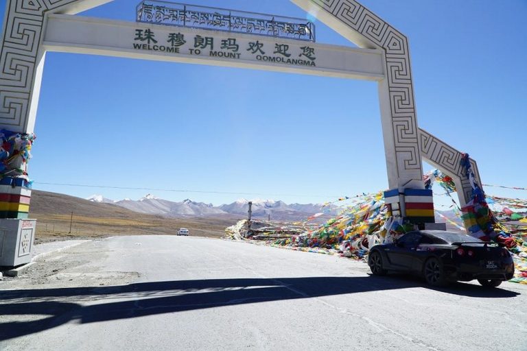 ¿Te atreverías a ir al campo base del Everest con tu Nissan GT-R?