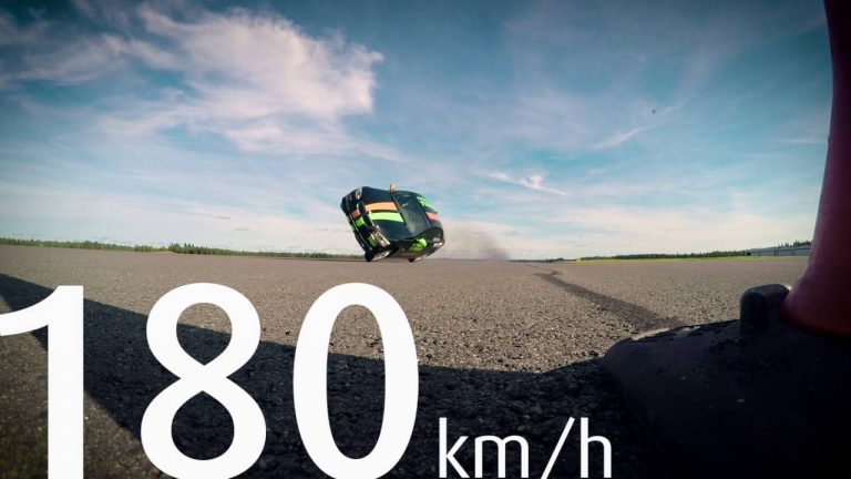 Batiendo el récord Guinness a dos ruedas y 186 km/h en un BMW 330d