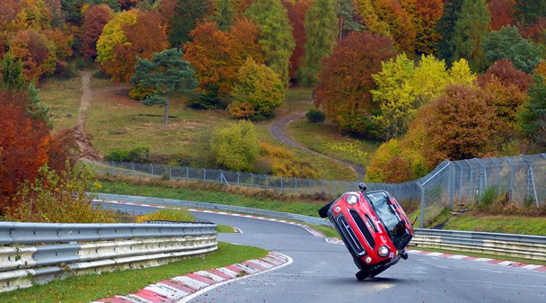¿Es posible dar una vuelta a Nürburgring con un coche a dos ruedas? Este MINI lo ha logrado