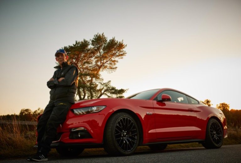 La edad no es óbice: 97 años y conduciendo a diario un Ford Mustang GT