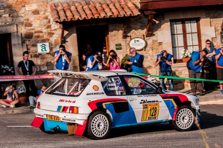 ¿Un Peugeot 205 T16 tuneado? Algo así… y con motor de Mitsubishi Lancer EVO VIII