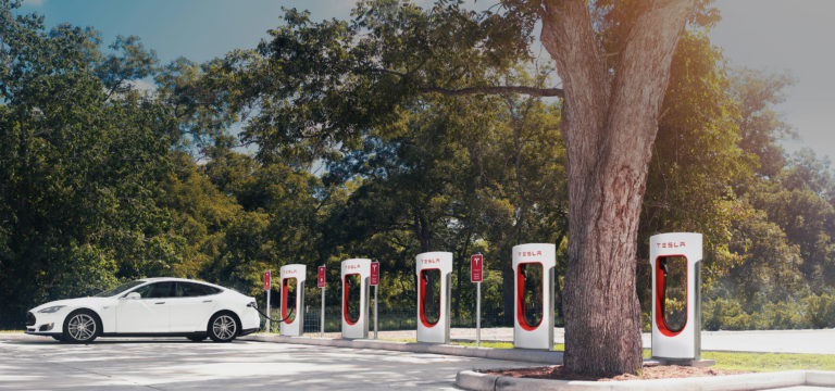 Los supercargadores de Tesla dejarán de ser gratuitos en el 2017