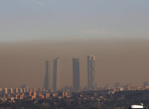 Sí, los coches contaminan, pero sólo una pequeña parte: un 13%. Comercios y viviendas se llevan la peor parte con un 56%