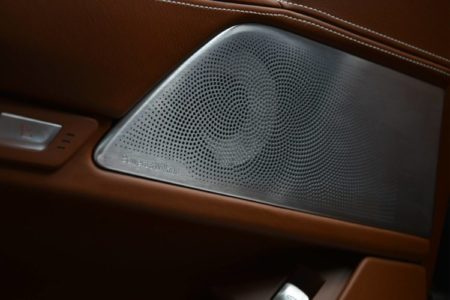 este-alpina-b7-allrad-038-de-color-marron-es-tan-llamativo-como-extravagante-11