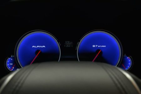 este-alpina-b7-allrad-038-de-color-marron-es-tan-llamativo-como-extravagante-15