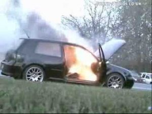 Volkswagen Golf GTI IV arde mientras su propietario lo presencia