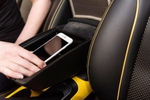 Nissan está desarrollando una «Jaula de Faraday» para evitar que uses to smartphone mientras conduces