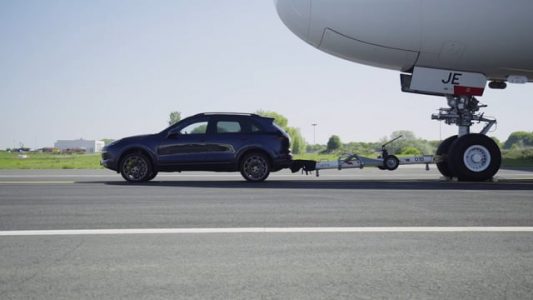 ¡Increíble! Este Porsche Cayenne logra un Récord Guiness Mundial al remolcar un Airbus A380 de 285 toneladas