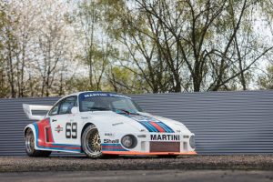 Este Porsche 935 sale a subasta… y viene acompañado de una Volkswagen T2 con la misma decoración Martini