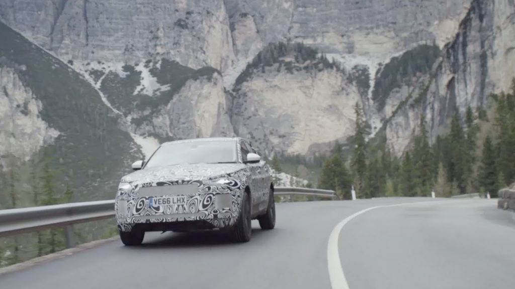 Vídeo: el Jaguar E-Pace entra en la recta final, nada se le pone por delante
