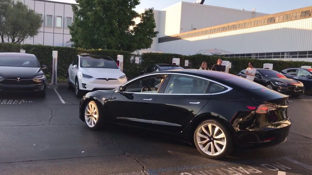 Vídeo: el primer Tesla Model 3 se deja ver muy de cerca