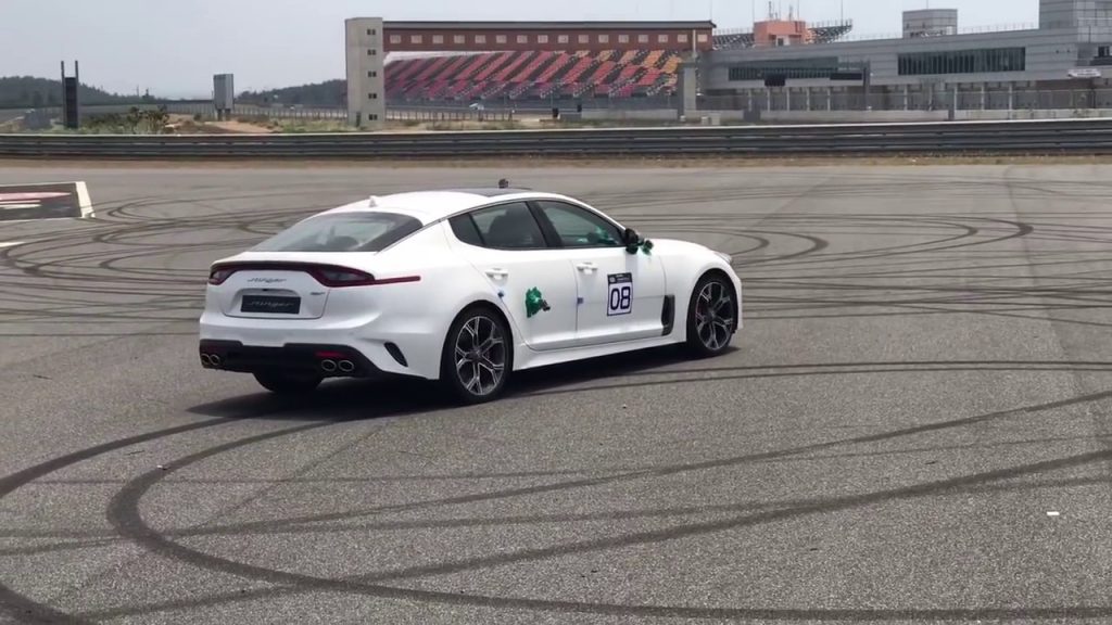 Vídeo: El Kia Stinger se suelta la melena y nos demustra cómo derrapan sus 364 CV