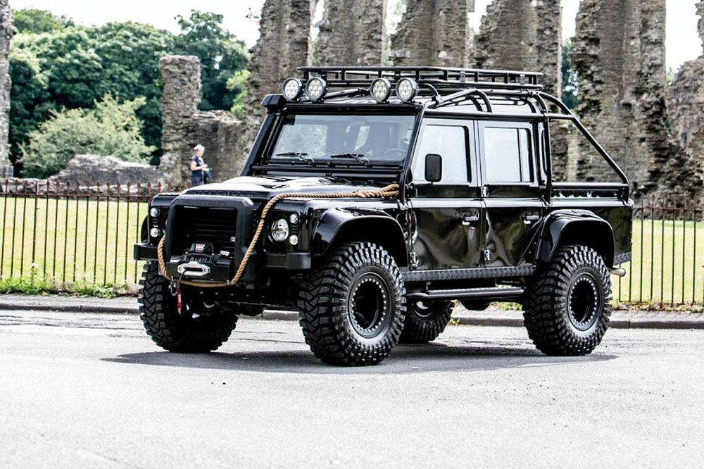 sientete-como-james-bond-a-subasta-un-land-rover-defender-svx-spectre-01