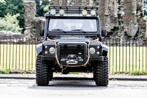 ¡Siéntete como James Bond! A subasta un Land Rover Defender SVX «Spectre»