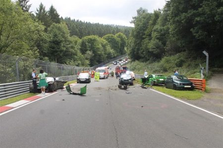 este-accidente-grave-en-nurburgring-ha-tenido-10-coches-con-espanoles-involucrados-01