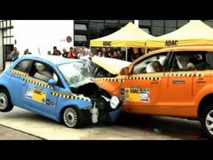 David contra Goliat: Fiat 500 vs Audi Q7, crash test
