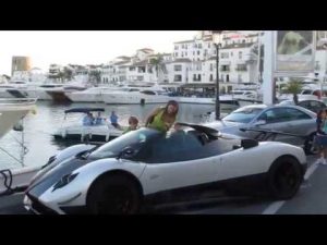 No te lo puedes perder: Pagani Zonda Cinque Roadster en Puerto Banús