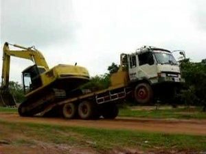 Descargando una excavadora de una forma muy curiosa