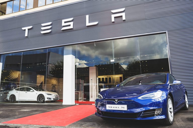 Tesla abre su primer taller en Barcelona: El próximo taller se abrirá en Madrid