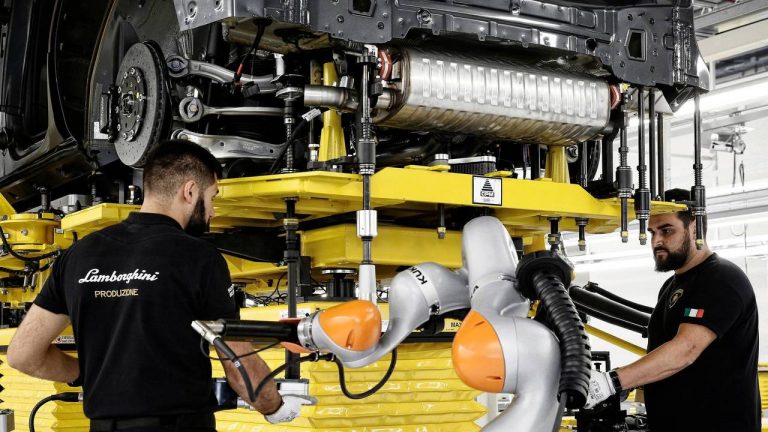 Casi al desnudo: el Lamborghini Urus se deja ver en la fábrica