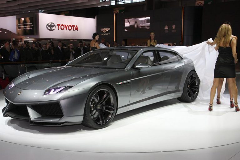 Lamborghini ya piensa en una berlina, ¿la senda del éxito?