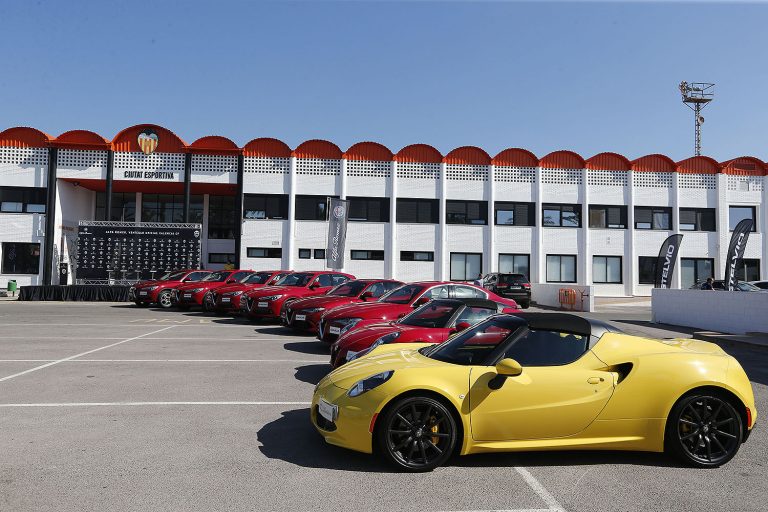 Alfa Romeo hace entrega de vehículos a la plantilla del Valencia CF: ¿Qué modelos han elegido?