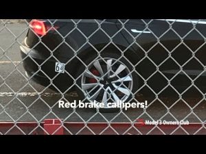 Vídeo: el Tesla Model 3 de altas prestaciones se deja ver en movimiento