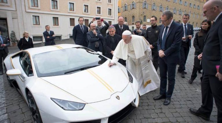 El papa Francisco recibe un Lamborghini Huracan de regalo… y decide subastarlo