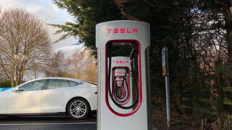 Los conductores de Uber y taxistas tendrán prohíbido recargar sus Tesla en los Supercharger