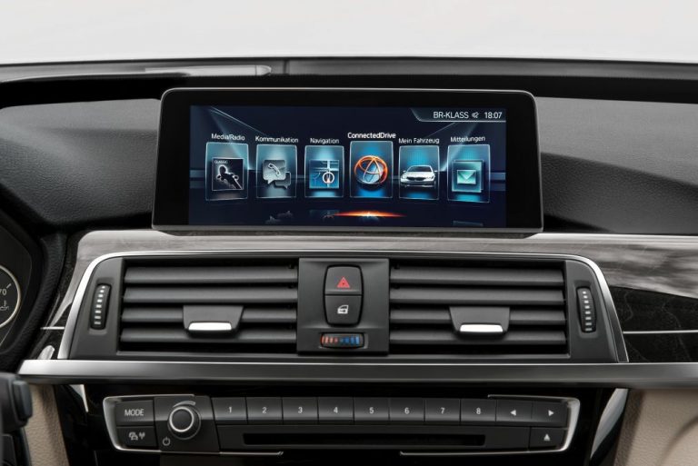 ¿Te gustaría ver anuncios en la pantalla de tu coche a cambio de pagar menos?