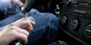 Los médicos quieren que la DGT prohíba fumar al volante: ¿Cuáles son sus razones?