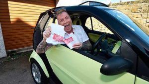 Tras 25 años y 33 intentos, por fin ha obtenido el carné de conducir: ¿Cuánto le ha costado?
