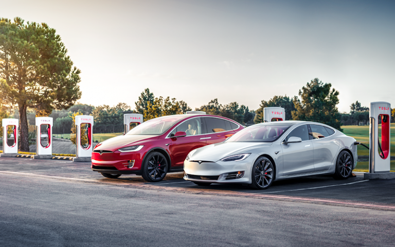 Ya hay un supercargador entre Madrid y Valencia gracias a Tesla, ¿quieres saber dónde está?